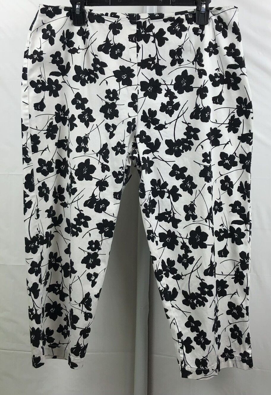 St Johns Bay Capri Pants Women 14 White Black Floral Cotton Stretch Ankle Crop